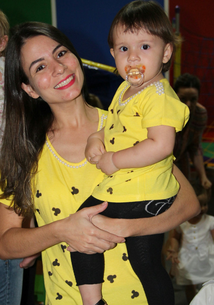 Poliana Moreira Hadelasso com a filha 