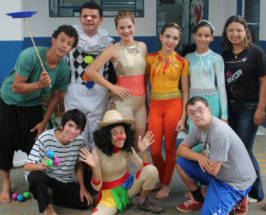FAces e escola de dana Janaina Souza no dia do Circo na Apae Pva do leste 